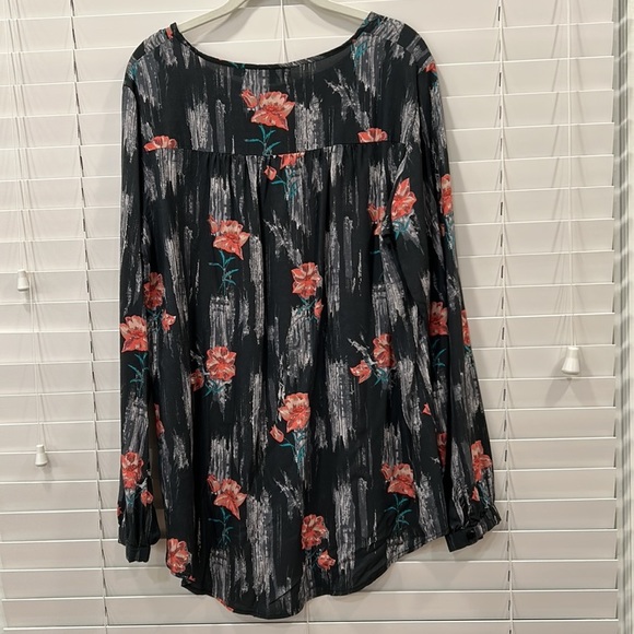 Tolani Modal Black Floral Work or Casual Blouse sz. Medium - Picture 7 of 7